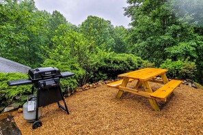 Outdoor dining - Charming Serene Mtn Hideaway, Sleeps 4, Deck (Sevierville)