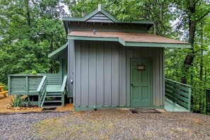 Exterior - Charming Serene Mtn Hideaway, Sleeps 4・Grill・Deck (Sevierville)