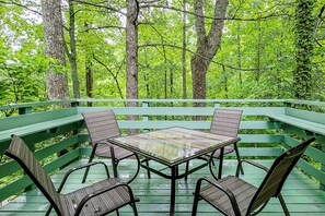 Outdoor dining - Charming Serene Mtn Hideaway, Sleeps 4, Deck (Sevierville)