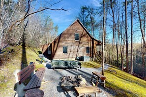 Outdoor dining - Smoky Mountain Retreat・Hot Tub・Fire pit・Air Hockey (Sevierville)