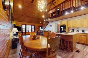 Dining - Smoky Mountain Retreat・Hot Tub・Fire pit・Air Hockey (Sevierville)