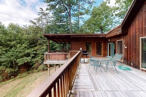 Outdoor dining - Vibrant Cabin, Sleeps 8, Games, Hot Tub, Home Theater (Sevierville)