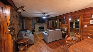 Living area - 3 bedroom house on Reelfoot Lake, perfect for families, fisherman and hunters (Hornbeak)
