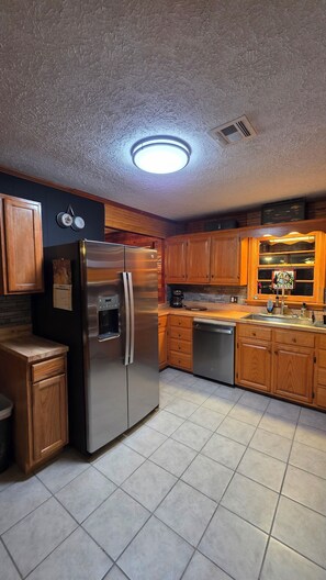 Private kitchen - 3 bedroom house on Reelfoot Lake, perfect for families, fisherman and hunters (Hornbeak)
