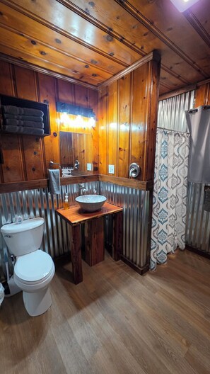 Bathroom - 3 bedroom house on Reelfoot Lake, perfect for families, fisherman and hunters (Hornbeak)