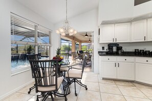Dining - Casa de Coral: Waterfront Pool/Spa & Dock Retreat (Cape Coral)