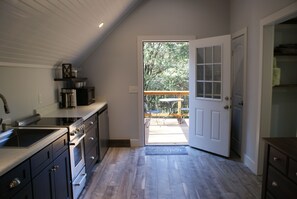 Frigorífico, microondas, horno y placa de cocina