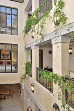 المنشأة من الداخل