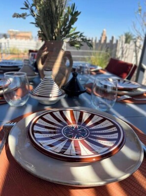 Outdoor dining - Riad dar Tayri (Marrakech)