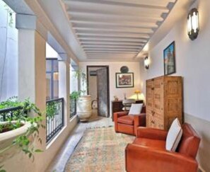 المنشأة من الداخل