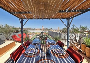 Outdoor dining - Riad dar Tayri (Marrakech)