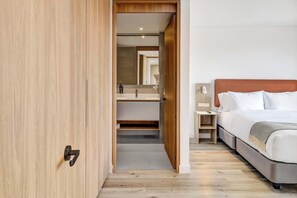 Desk, iron/ironing board, WiFi, bed sheets - w* | Compelling 1BR w/ Balcony in Santa Barbara (Bogotá)