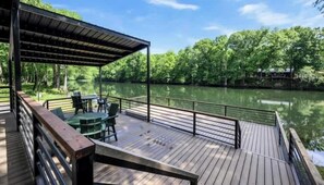 Outdoor dining - River Fork Retreat*river access*resort amenities (Broken Bow)