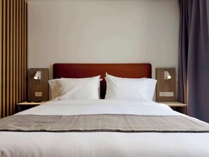 Desk, iron/ironing board, WiFi, bed sheets - w* | Opulent Loft w/ Balcony in Santa Bárbara (Bogotá)