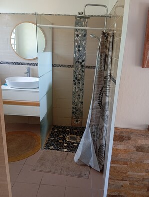 Towels, soap, toilet paper - Elegant studio 10 minutes from the beautiful beaches and towns of southern Martinique! (Rivière-Pilote)
