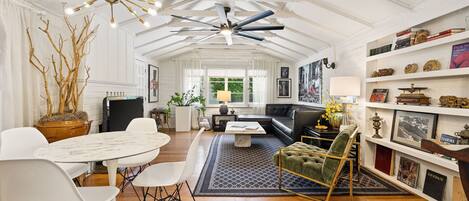 Deluxe Cottage, 1 Bedroom, Pool View | Interior