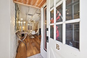 Deluxe Cottage, 1 Bedroom, Pool View | Interior