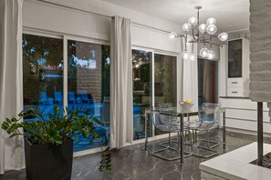 Deluxe Cottage, Pool View | Dining - Speakeasy Hotel (Palm Springs)