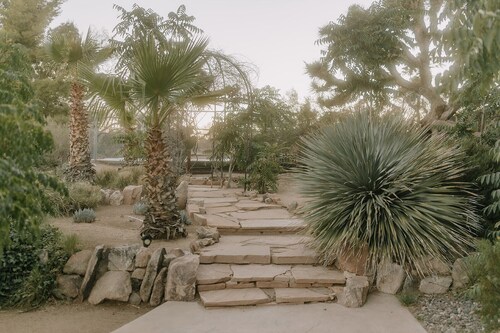 Vintage-Inspired Oasis. Private 1/2 acre  Pool, Hot Tub, 10 mins to JT Park