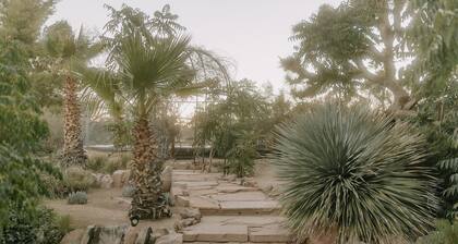 Vintage-Inspired Oasis. Private 1/2 acre Pool, Hot Tub, 10 mins to JT Park