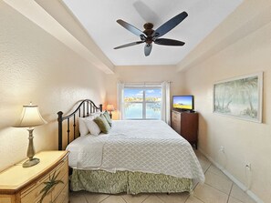 Tabla de planchar con plancha, wifi y ropa de cama 