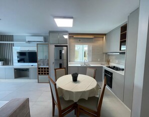 Dining - Cozy Apartment – 5 minutes from Bombinhas Beach (Bombinhas)