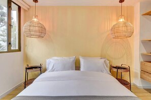Tabla de planchar con plancha, wifi y ropa de cama 