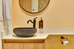 Shower, hair dryer, towels - w* | Luxury 2BR in Prime Zona T (Bogotá)