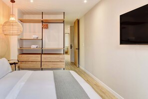 Tabla de planchar con plancha, wifi y ropa de cama 