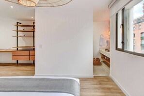 Desk, iron/ironing board, WiFi, bed sheets - w* | Luxury 1BR in the Heart of Zona T (Bogotá)