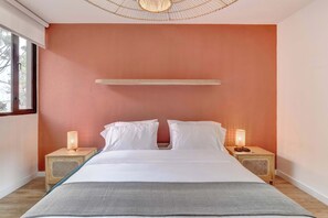 Desk, iron/ironing board, WiFi, bed sheets - w* | Luxury 1BR in the Heart of Zona T (Bogotá)