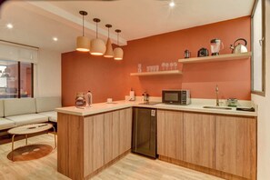 Refrigerador, microondas, placa de cocina, cafetera/tetera