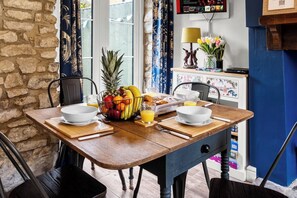 Dining - Pet-friendly Stonehouse cottage, minutes to the M5 (Gloucestershire)