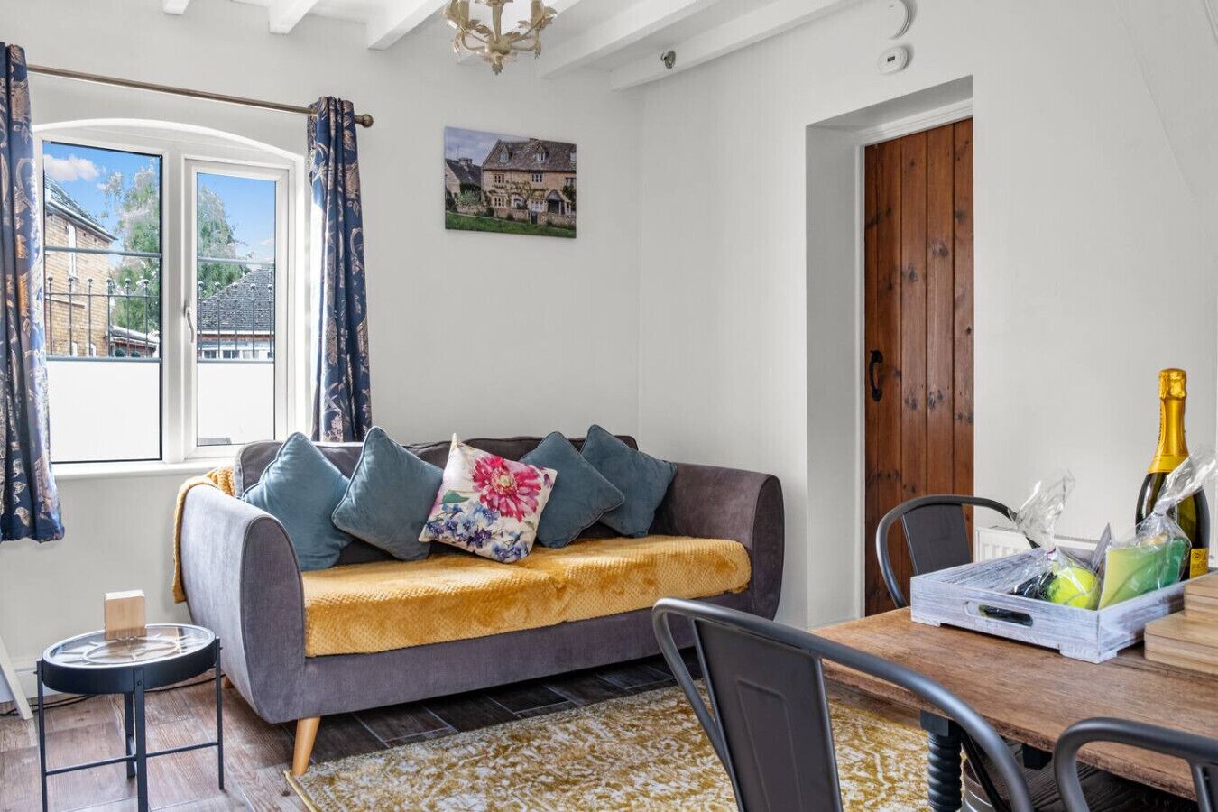 تلفزيون، مدفأة، كُتُب