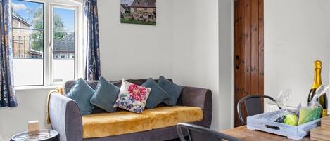 تلفزيون، مدفأة، كُتُب