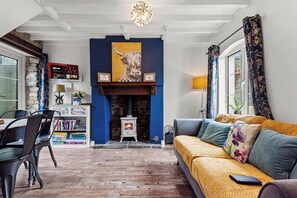 Televisio, takka, kirjoja