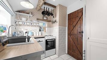 Fridge, oven, stovetop, dishwasher
