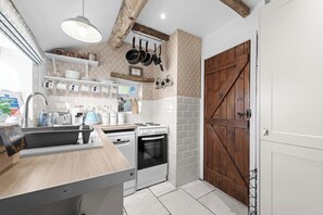 Jääkaappi, uuni, liesi, astianpesukone