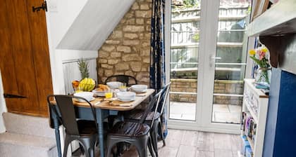 Pet-friendly Stonehouse cottage, minutes to the M5