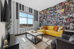 TV - Relaxing 1BR Near Broadway and Honky-Tonks! (Nashville)