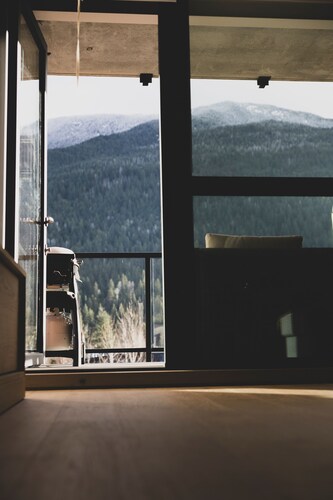 Condo with Mountain Views and Rooftop Hot Tub!