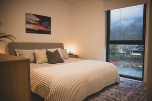 Tabla de planchar con plancha, wifi y ropa de cama 