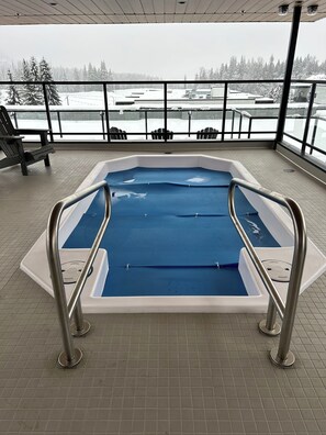 Outdoor spa tub - Condo with Mountain Views and Rooftop Hot Tub! (Revelstoke)