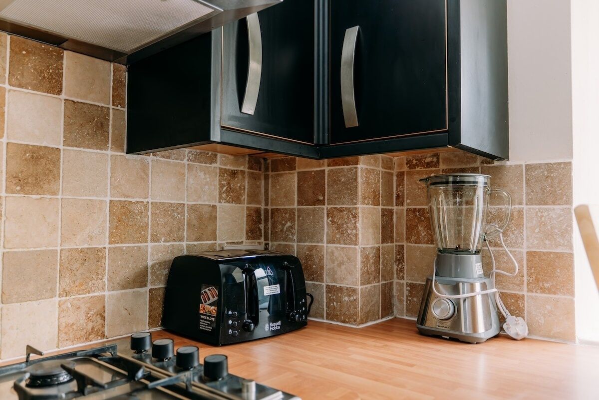 Microwave, oven, dishwasher, coffee/tea maker