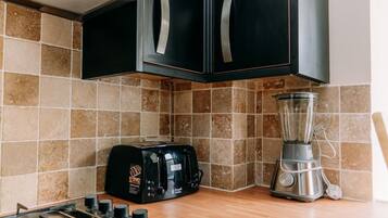 Microwave, oven, dishwasher, coffee/tea maker