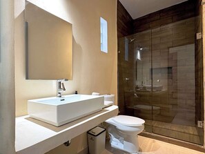 Shower, towels - Bright & Cozy Queen Suite + Pool in Mérida (Mérida)