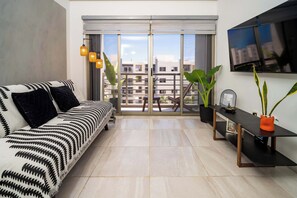 TV, offices - 2BR Cozy with Infinity Pool & High-Speed WiFi (Cancún)
