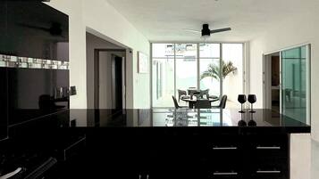 Réfrigérateur, micro-ondes, plaque de cuisson, cafetière/bouilloire