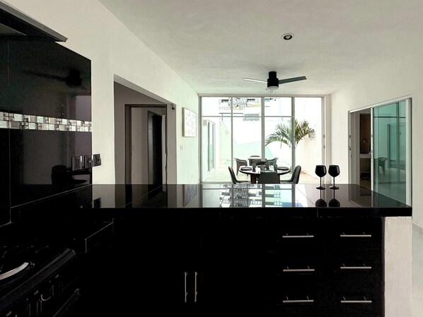 Fridge, microwave, stovetop, coffee/tea maker - Cozy Queen Suite with Pool & Wi-Fi in North Mérida (Mérida)