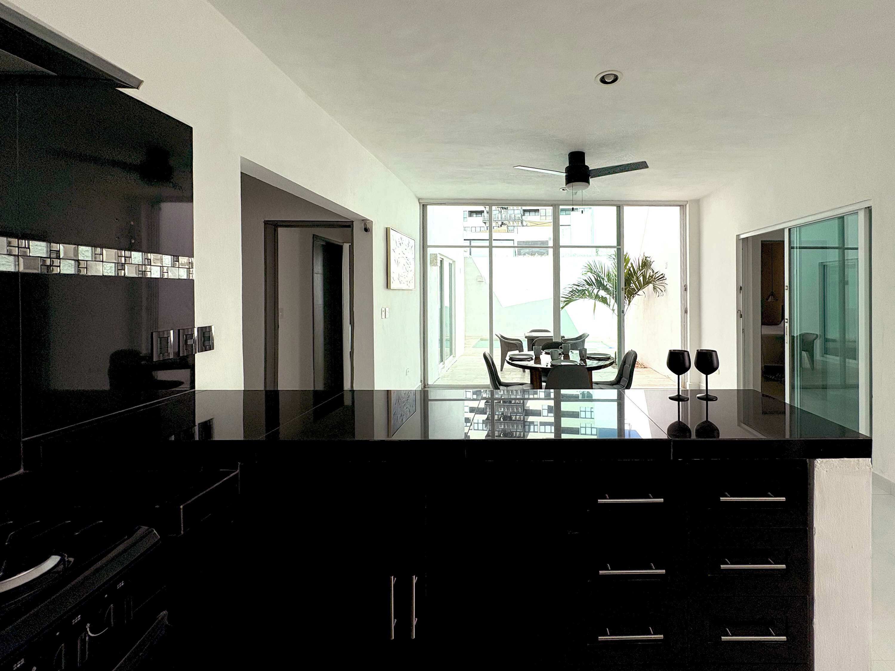 Jääkaappi, mikroaaltouuni, liesi, kahvin-/teenkeitin